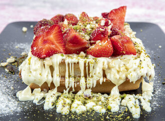 Beyaz Çikolatalı Çilekli Waffle görseli