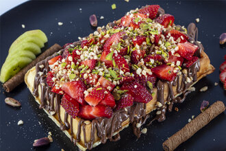 Beyaz & Sütlü Çikolatalı Çilekli Waffle görseli