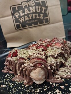 Sütlü Çikoaltalı Çilekli Waffle görseli