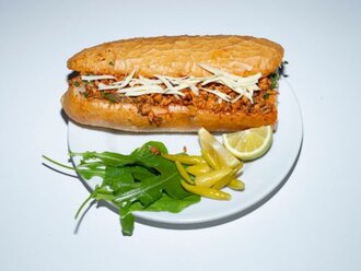 Kaşarlı Somun Ekmek Arası Tavuk Tantuni görseli
