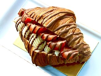 Vanilyalı Çilekli Kruvasan görseli