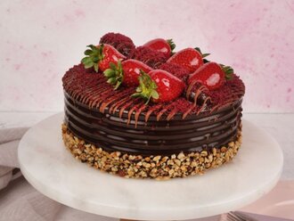 Çikolatalı Çilekli Muzlu Pasta (8 Kişilik) görseli