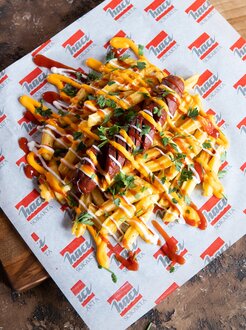 Bratwurst Sosisli Patates Kızartması görseli