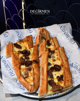 Kaşarlı Sucuklu Pide görseli