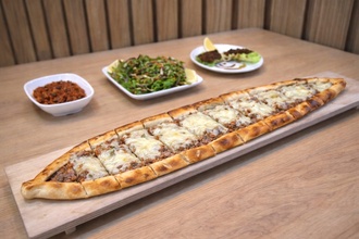 Kuşbaşılı Kaşarlı Yumurtalı Pide görseli