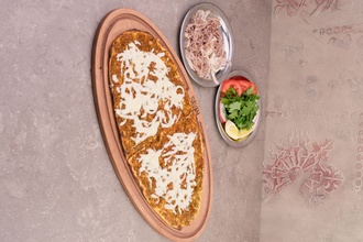 Kaşarlı Lahmacun görseli