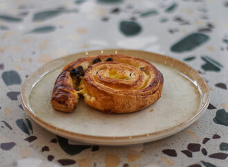 Belçika Kremalı Üzümlü Çörek görseli