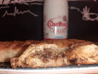 Kıymalı Karaköy Böreği 1 Kg & Ayran 1 Lt Cam Şişe görseli