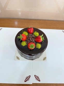 Çikolatalı Çilekli Yaş Pasta (8 - 10 Kişilik) görseli