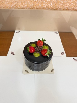 Çikolatalı Çilekli Yaş Pasta (4 - 6 Kişilik) görseli