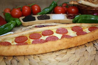 Kaşarlı Sucuklu Pide görseli