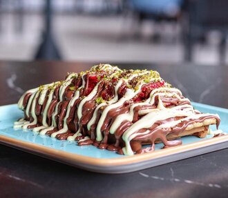 Beyaz & Sütlü Çikolatalı & Muzlu Waffle görseli