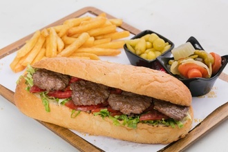 Tarihi Meşhur Akcabaat Köfte Sandviç /Yarım Ekmek görseli