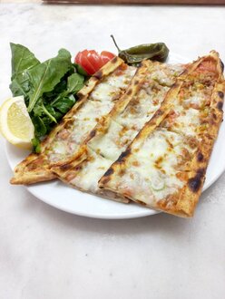 Kuşbaşılı Kaşarlı Pide görseli