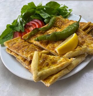 Kaşarlı Yumurtalı Pide görseli