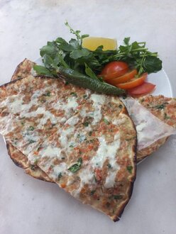 Kıymalı Kaşarlı Lahmacun görseli