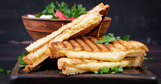 Ayvalık Ekmek Arası Kaşarlı Tost görseli