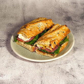 Roast Beef & Mozzarella Sandviç görseli