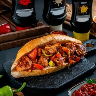 Ekmek Arası Özel Soslu Tavuk görseli