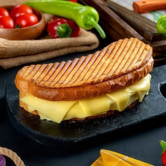 Ayvalık Ekmeğine Kaşarlı Tost görseli
