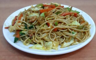Köri Soslu Karidesli Noodle (Fried Noodle With Shrimp İn Curry Sause) görseli