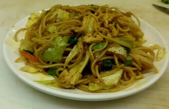 Köri Soslu Tavuklu Noodle (Fried Noodle With Chicken İn Curry Sause) görseli