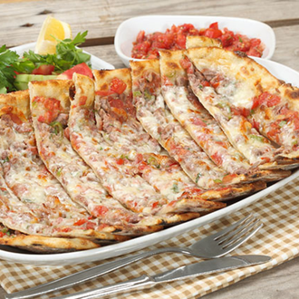 Mevlana Pide (Sebzeli Kıymalı Kaşarlı Pide) görseli