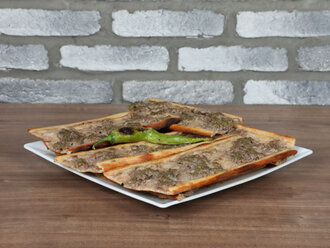 Sade Kıymalı (Kekikli) Pide görseli