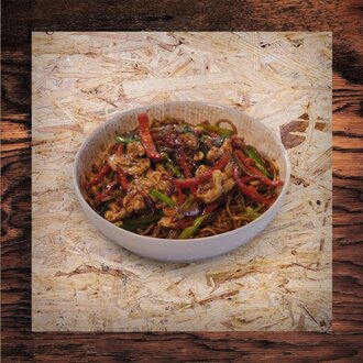 Sebzeli Erişte Üstü Kung Pao Tavuk görseli