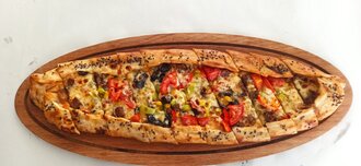 Kavurmalı Pizza Pide görseli