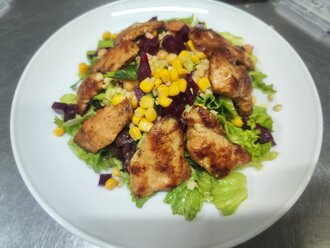 Izgara Tavuk Salata görseli