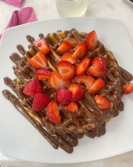 Çilekli Çikolatalı Waffle görseli