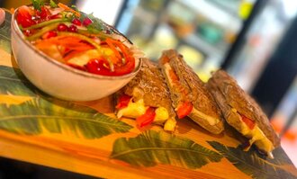 Beyaz Peynirli & Domatesli Tost görseli