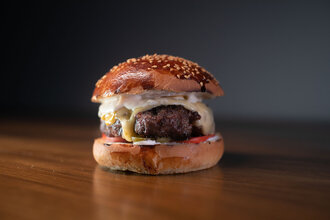 Three Cheeseburger görseli