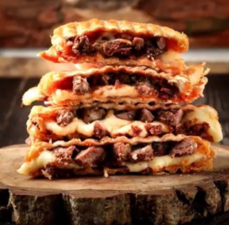 Tam Ekmek Arası Kavurmalı Kaşarlı Tost görseli