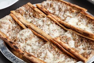 Kuşbaşılı Kaşarlı Pide görseli