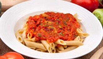 Acısız Domates Soslu Makarna görseli