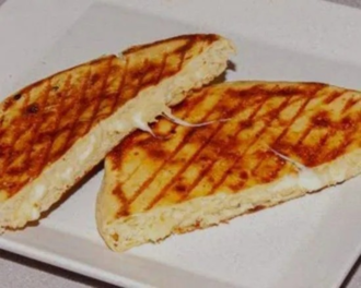 Kaşarlı Tost + Domates + Salatalık + Zeytin görseli