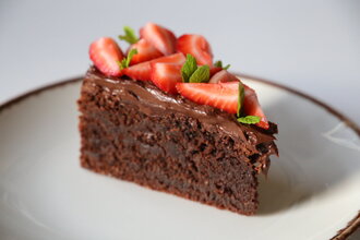 Glutensiz & Şekersiz & Laktosuz & Çilekli Çikolatalı Pasta görseli