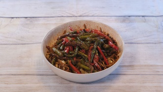 Sebzeli Erişte Üstü Kuşkonmazlı Dana Eti görseli