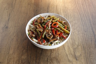 Tavuklu Pilav Üstü Acılı Kuşkonmazlı Mantar Sote görseli