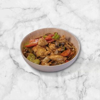 Sebzeli Erişte Üstü Thai Usulü Kaju Fıstıklı Tavuk görseli