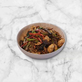 Sebzeli Erişte Üstü Siyah Mantarlı Acılı Tavuk görseli