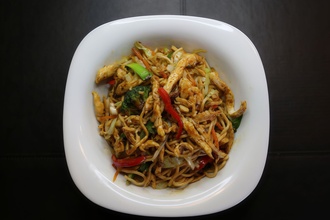 Tavuklu Sebzeli Erişte görseli