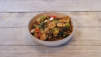 Sebzeli Erişte Üstü Beyaz Mantarlı Tavuk görseli