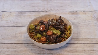 Sebzeli Erişte Üstü Yeşil Biberli Dana Eti görseli