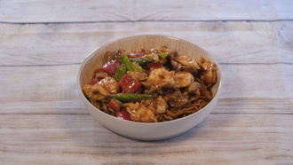 Sebzeli Erişte Üstü Spesiyal Acılı Tavuk görseli