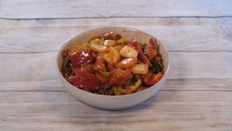 Sebzeli Erişte Üstü Tatlı Ekşi Soslu Tavuk görseli