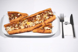 Kuşbaşılı Kaşarlı Pide görseli