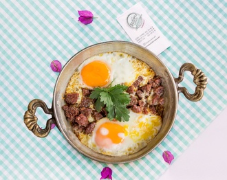 Sahanda Sucuklu Göz Yumurta görseli